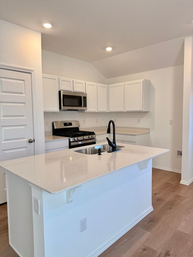 Foto del edificio - Brand New!! Cute 3 bed, 2 bath in Tuscany Lakes