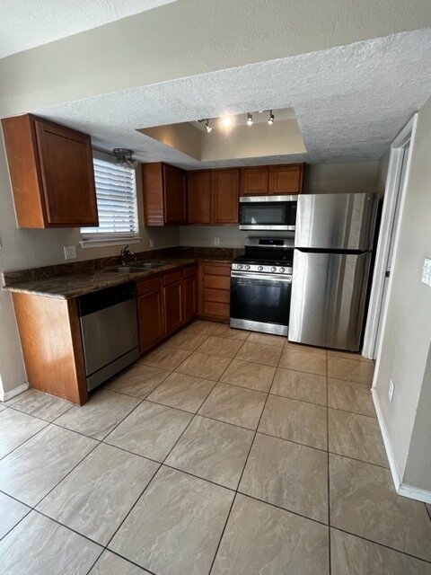 Building Photo - Downtown 2bd Townhouse! Balcony, off-stree...