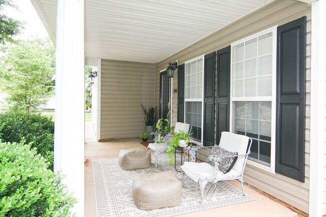 Front Porch - 905 Fulworth Ave
