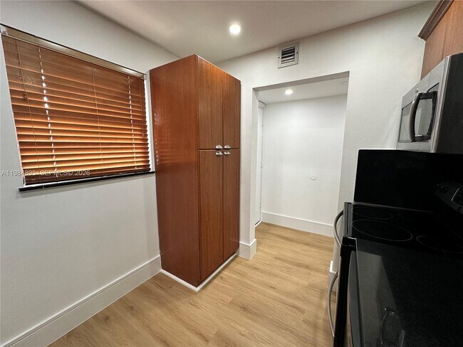 Building Photo - 10425 SW 112th Ave