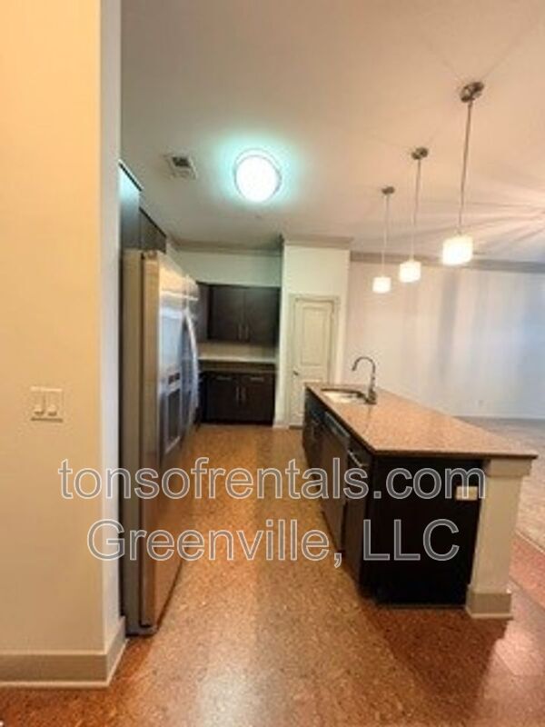 Foto del edificio - 98 E McBee Ave.