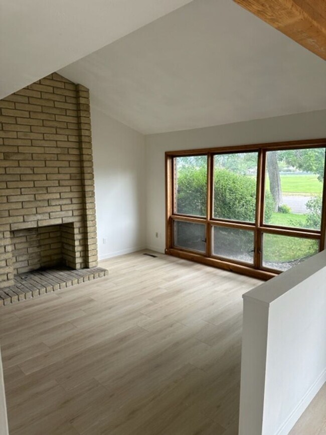 Building Photo - Beautiful Townhome