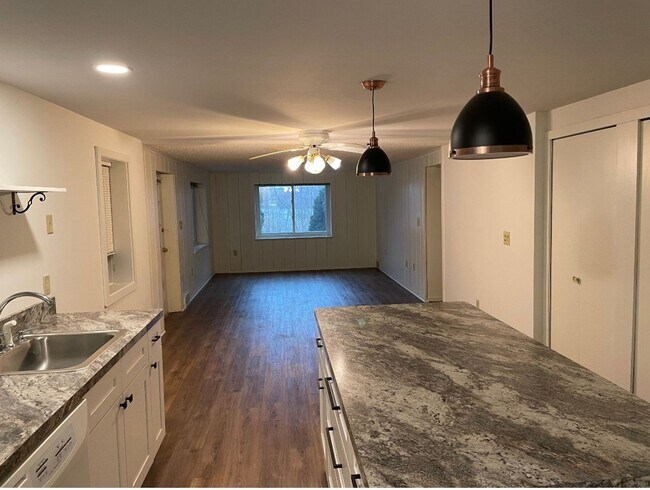 Foto del edificio - Lakefront property with 2 bedroom, and 1 bath.