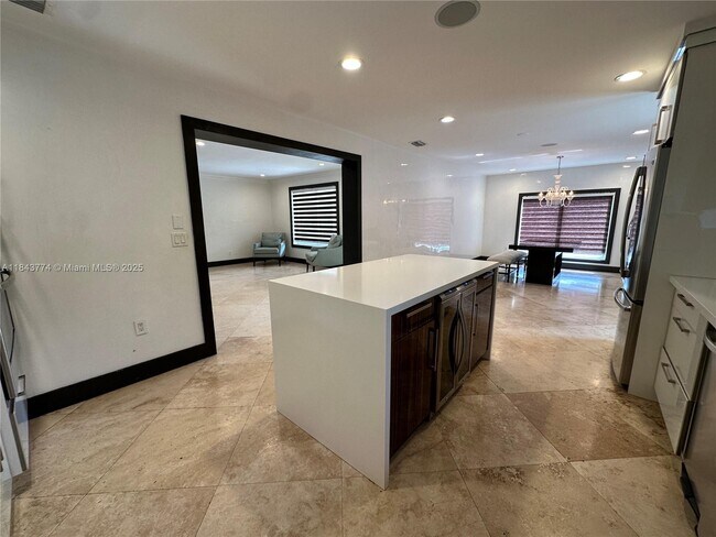 Foto del edificio - 9341 Dickens Ave