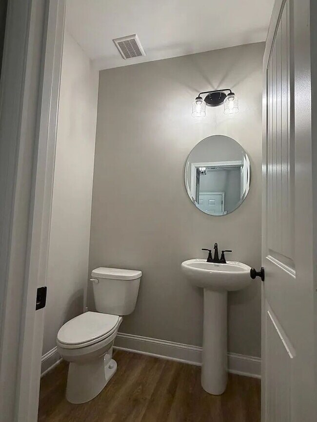 Foto del edificio - 1713 Golf Club Ln NW