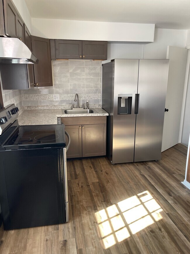 Foto del edificio - 5742 Pine Tree N