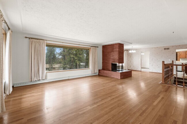 Foto del edificio - 5 Bed 2 Bath Spacious 3200 sq/ft Lower South Hill brick rancher property