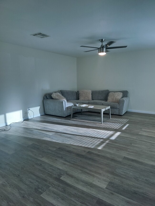 Spacious living room - 52800 Avenida Navarro