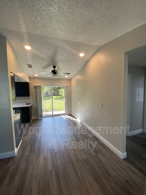 Photo - 206 St Petersburg Dr E House