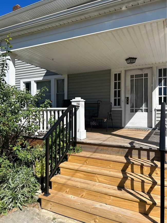 Building Photo - 1463 Riverside Dr