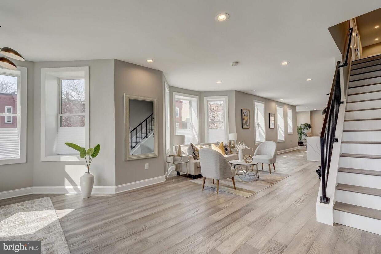 Foto principal - Stunning End-Rowhouse 4/Bedrooms, 4.5 Bath...