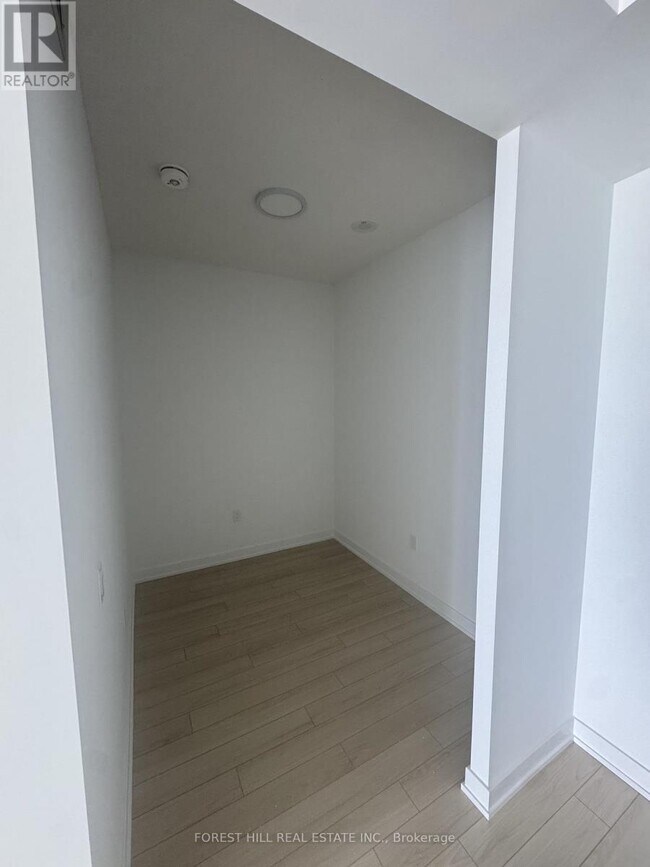 Building Photo - 15 Skyridge Dr