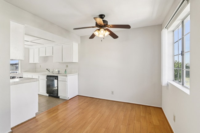 Foto del edificio - 700 E Cedar Ave