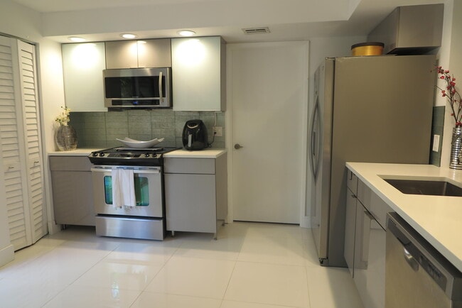 Building Photo - 7875 La Mirada Dr