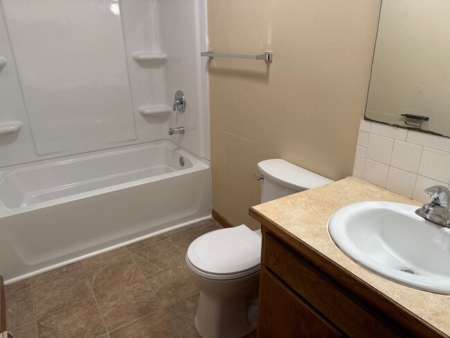 Building Photo - 2 Bedroom Duplex Close to MSU!  $695