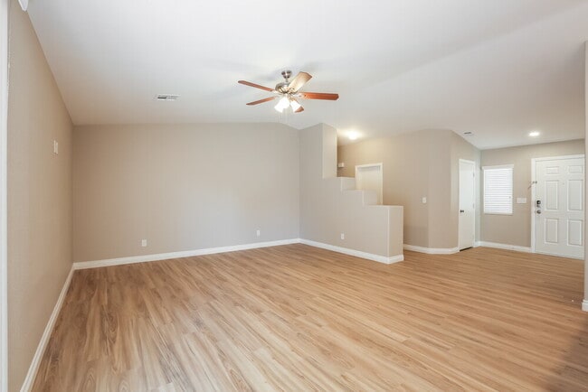 Foto del edificio - 5113 Pebble Rim St