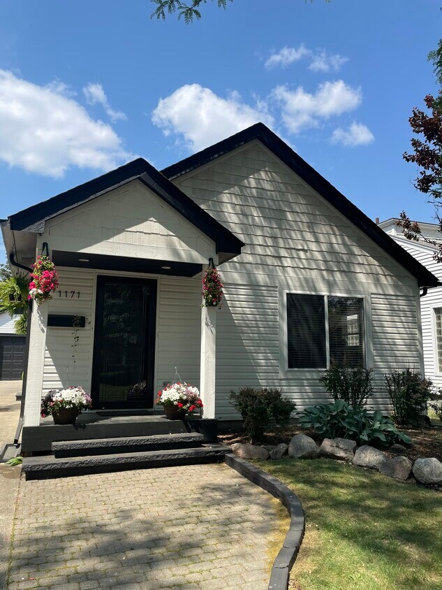 Foto principal - 1171 Emmons Ave