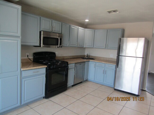 Foto del edificio - Single story 3 bedroom home within walking...