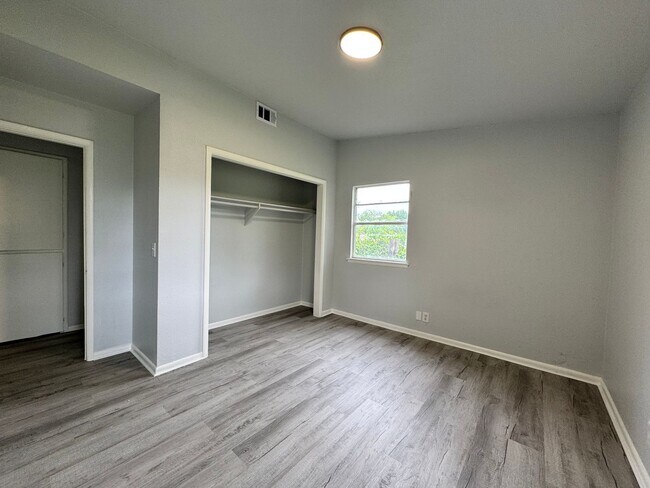 Foto del edificio - Spacious Open 3 Bedroom Home