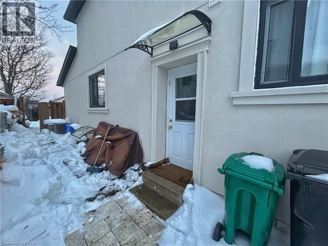 Photo du bâtiment - 206A SPRINGFIELD Crescent Unit# Lower