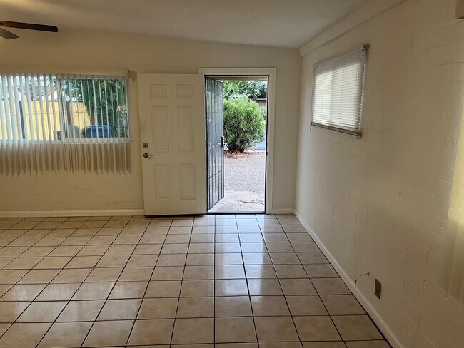 Foto del edificio - 1037 E Prince Rd