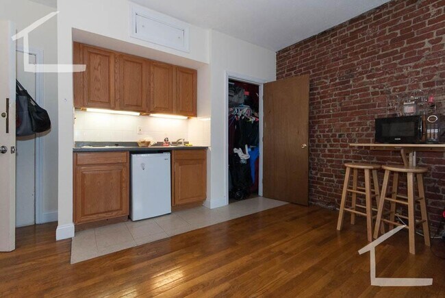 Building Photo - 13 Keswick St