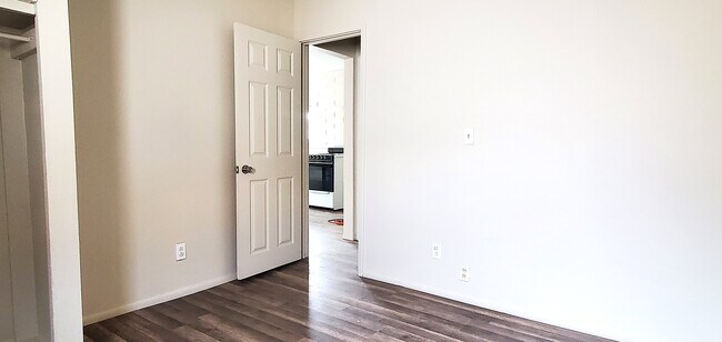 Dormitorio - 1205 W Center St