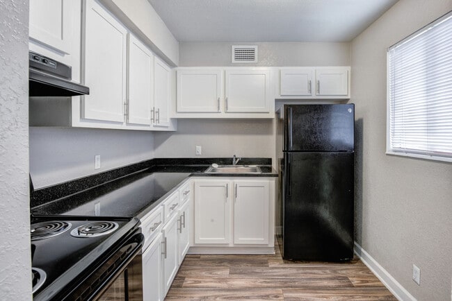 Building Photo - Costa Del Lago