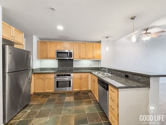 Foto del edificio - Beautiful 1BD/1BA Condo in Downtown W/ Off...