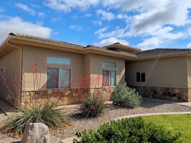 Foto del edificio - 4 Bedroom Home Near Pine View High School With 2 Car Garage