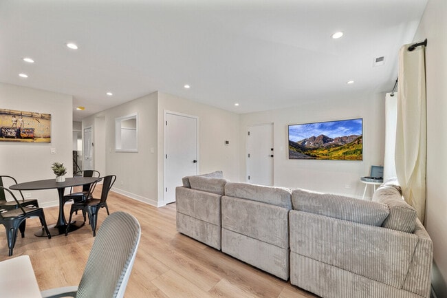 Foto del edificio - 7201 N Western Ave