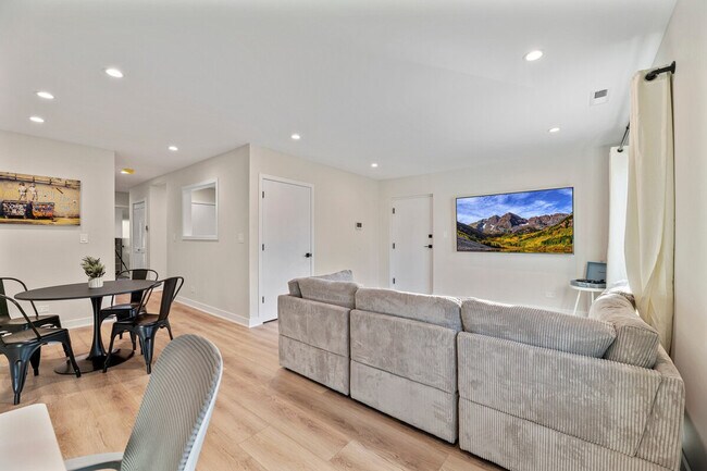 Building Photo - 7201 N Western Ave