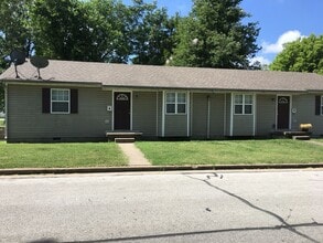Building Photo - 1204 E Markwardt St