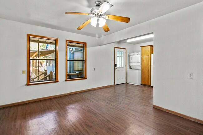Building Photo - 100 6th St