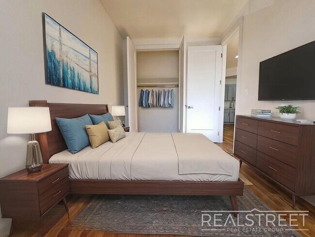 Building Photo - Brand New 4BD/2BA Penthouse with Skylight,...