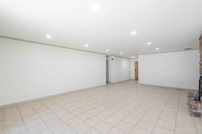 Building Photo - MUST SEE- Updated kitchen/Tile floors! 3be...