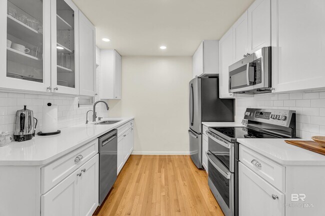 Building Photo - 357 Azalea St