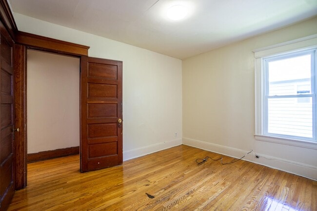 Building Photo - 3 Bedroom Apartment Close to Campus - 8/1/26