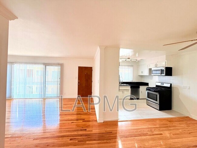 Foto del edificio - 1323 N Bronson Ave