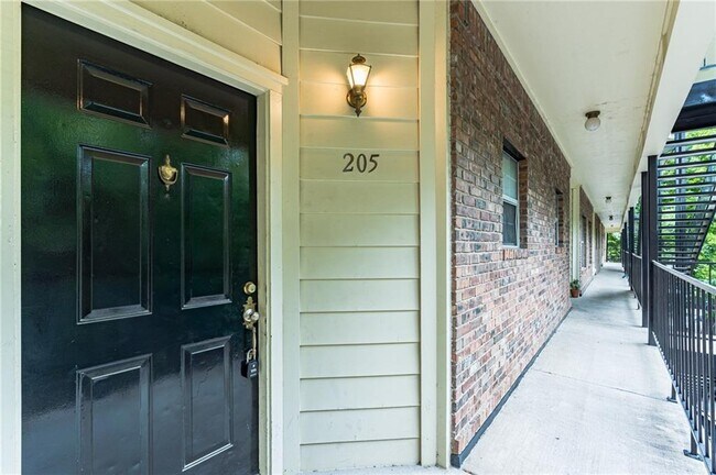 Building Photo - 2100 San Gabriel St