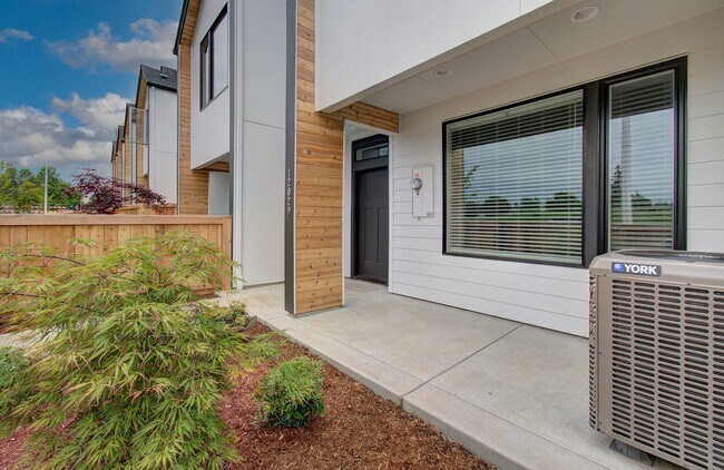 Foto del edificio - Beautiful Townhouse with Easy Access to Everything!