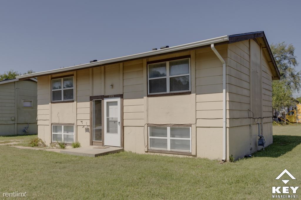 Foto principal - 5 br, 2 bath House - 2975 N Salina Ct