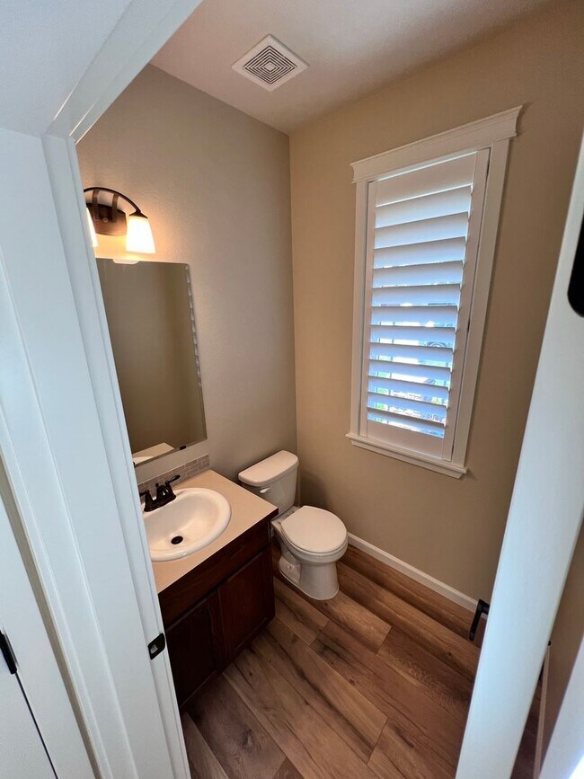 Foto del edificio - Stunning 5 bedroom W/Bed & Full Bath on Main Floor