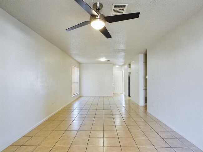 Foto del edificio - 901 Mayfield Dr