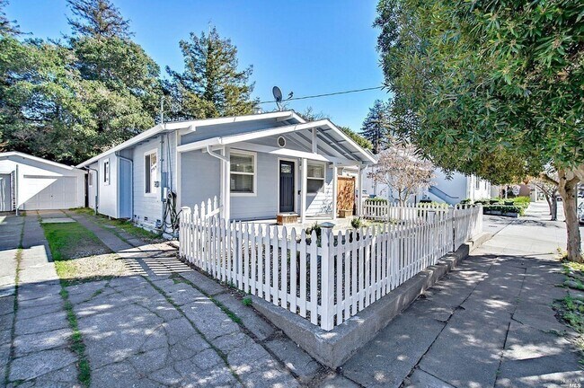 Building Photo - 712 Davis St