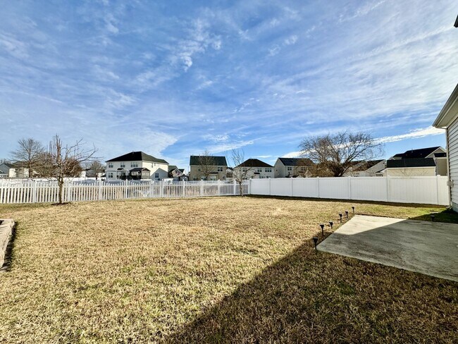 Foto del edificio - 4-Bedroom Home Ready 07-10-26!! Gourmet Kitchen - Fenced Backyard - Pet Friendly!