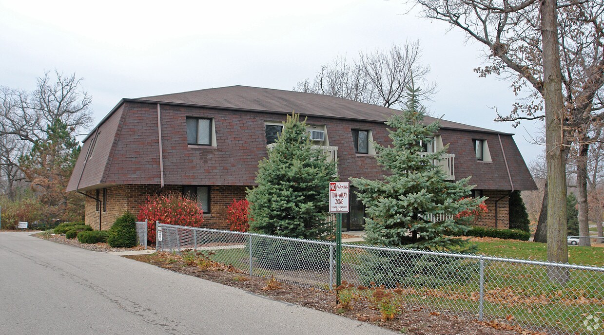 673 Foxtree Cir, Burlington, WI 53105 Apartments in Burlington, WI