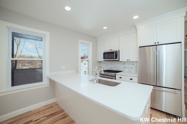 Building Photo - Beautiful renovated 3 bedroom unit