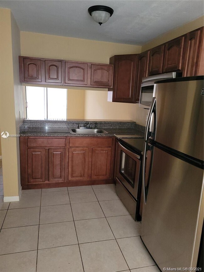 Foto del edificio - 4166 Lakeside Dr