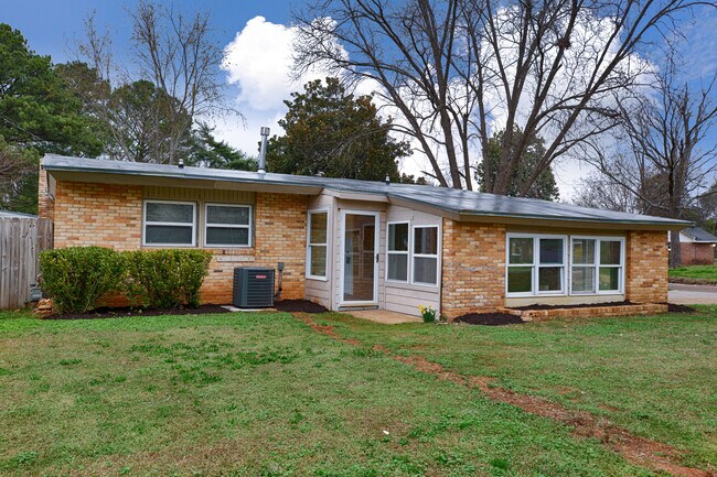 Foto del edificio - 2814 Holiday Dr SW